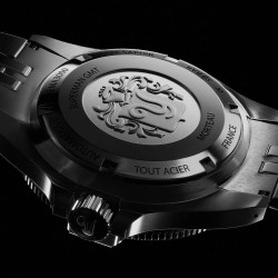 Fond de boîte gravé en acier inoxydable de la montre Yema Superman 500 GMT Pepsi