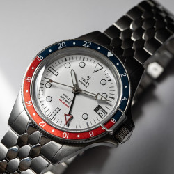 Montre automatique Yema Superman 500 GMT Pepsi avec cadran noir et bracelet acier